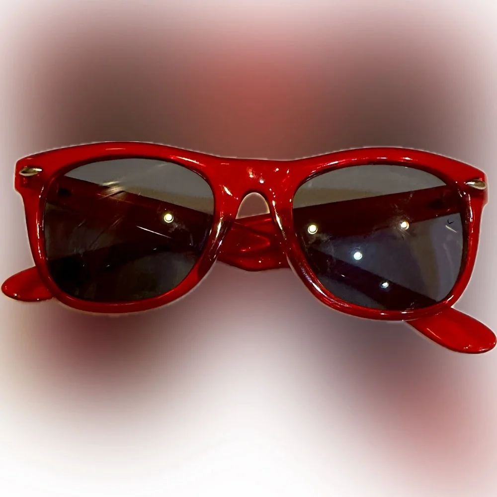 VTG RED SUNGLASSES DARK LENS SUN EYE PROTECTION BEACH TRAVEL TRIP CRUIZE POOL